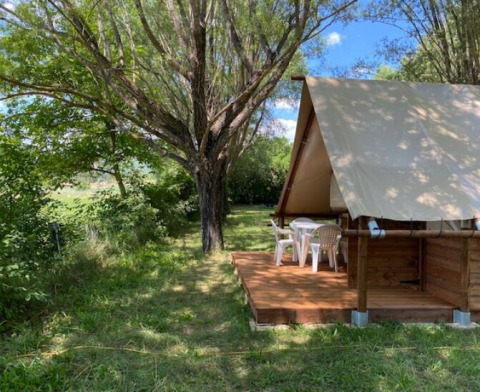 Glamping aux Gorges de la Méouge - Hut Lodges Provence-Alpes-Côte d'Azur, tente sur terrasse boisée.