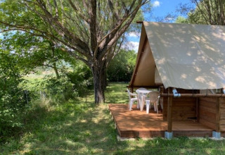 Glamping aux Gorges de la Méouge - Hut Lodges Provence-Alpes-Côte d'Azur, tente sur terrasse boisée.