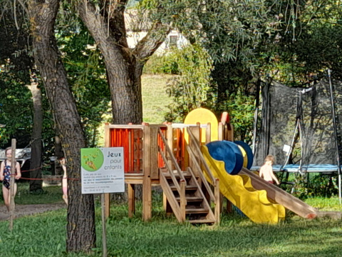 Kinderen spelen op een glijbaan bij de speeltuin van Gorges de la Meouge Hut Lodges Provence-Alpes-Côte d'Azur.