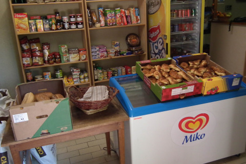 Lille butik med croissanter, brød, dagligvarer og drikkevarer på Gorges de la Meouge Hut Lodges i Provence.