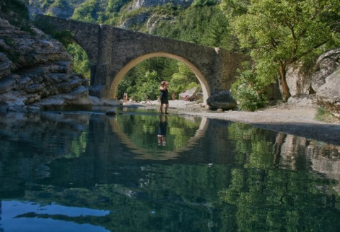 Pont de pierre sur la rivière aux Gorges de la Méouge, Provence-Alpes-Côte d'Azur, entouré de verdure.