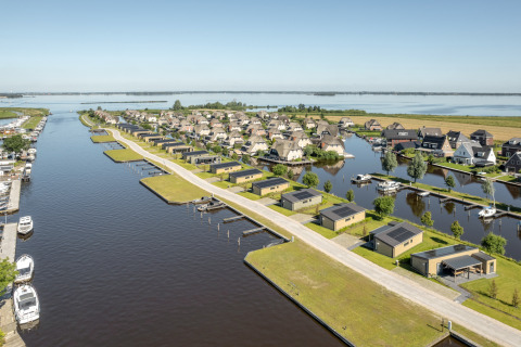 Luxe lodges aan het water in Friese Meren Villa’s, stijlvolle glamping nabij prachtige meren in Friesland.