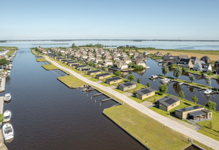 Lodges de lujo junto al agua en Friese Meren Villa’s, glamping moderno en el paisaje de Friesland, Países Bajos.