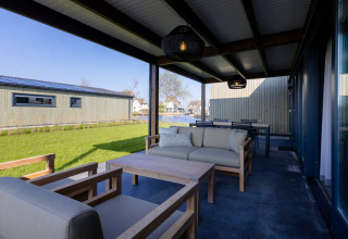 Terrasse couverte avec mobilier de jardin moderne aux lodges de luxe Friese Meren Villa’s, situés en Frise.