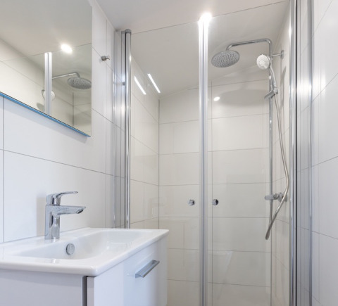 Salle de bain moderne dans une luxueuse lodge de Friese Meren Villa’s, avec douche et lavabo en Frise.