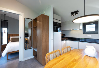 Moderne Luxus-Lodge mit Schlafzimmer, Küche und Essbereich, Friese Meren Villa’s in Friesland, Niederlande.