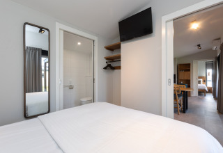 Modern glamping accommodation at Friese Meren Villa’s - Luxe lodges Friesland with bedroom, bathroom and lounge.