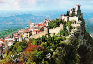 Uitzicht op het fort en landschap van San Marino, ideaal voor glamping bij DivaCamp San Marino - Safaritenten.