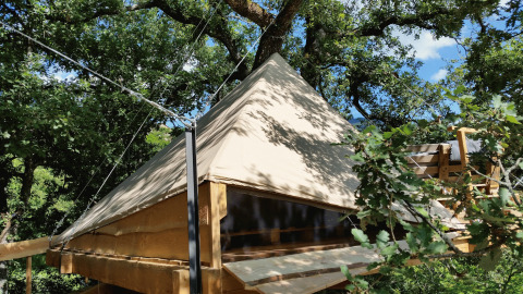 Alloggio glamping Novanta - Boomhut Toscane, casa sull'albero immersa nella natura verde della Toscana.