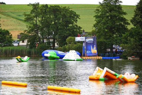 Oppusteligt vandland ved Campingpark am Gederner See - Glamping Hessen omgivet af grønne marker.