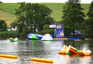 Oppusteligt vandland ved Campingpark am Gederner See - Glamping Hessen omgivet af grønne marker.
