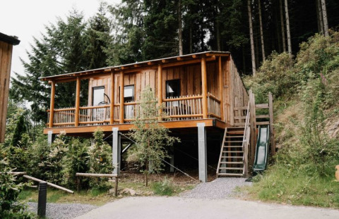 Alojamiento glamping en casa del árbol en el bosque de UplandParcs Sauerland, Renania del Norte-Westfalia, Alemania.
