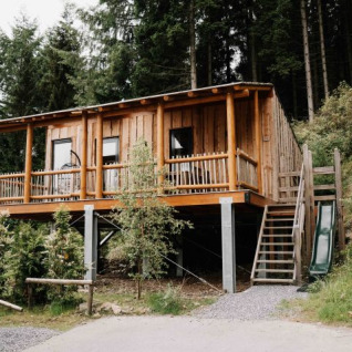 Boomhut glamping accommodatie in het bos bij UplandParcs Sauerland, Noordrijn-Westfalen, Duitsland.