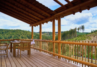 Terrasse en bois pour glamping avec vue forêt à UplandParcs Sauerland - Boomhutten, Rhénanie-du-Nord-Westphalie.