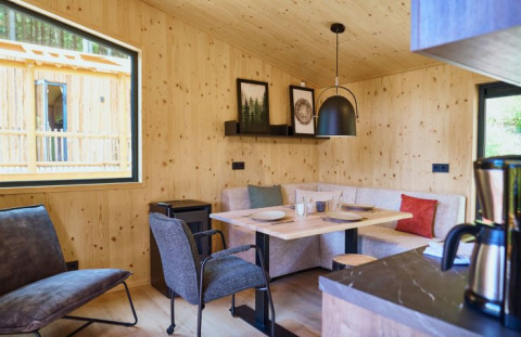 Intérieur du logement glamping UplandParcs Sauerland Boomhutten en Rhénanie-du-Nord-Westphalie avec coin repas.