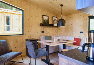 Innenraum der UplandParcs Sauerland Boomhutten Glamping-Unterkunft in Nordrhein-Westfalen mit Essecke.