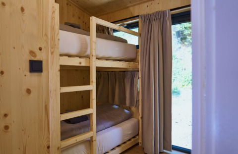 Alojamiento glamping en cabaña del árbol en UplandParcs Sauerland, Renania del Norte-Westfalia, con literas.