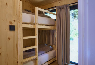 Alojamiento glamping en cabaña del árbol en UplandParcs Sauerland, Renania del Norte-Westfalia, con literas.