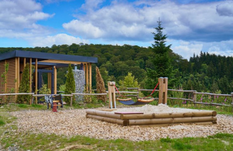 Glampingaccommodatie UplandParcs Sauerland - Boomhutten Noordrijn-Westfalen met speelplaats en boszicht.