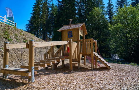 Legeplads ved glamping UplandParcs Sauerland - Boomhutten i Noordrijn-Westfalen omgivet af skov.