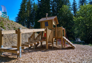 Parco giochi al glamping UplandParcs Sauerland - Boomhutten nel Nord Reno-Westfalia circondato da bosco.