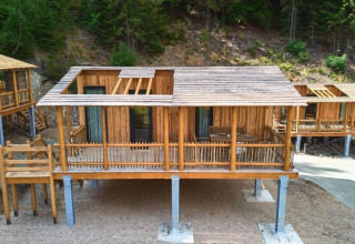 Glamping-Unterkunft im UplandParcs Sauerland - Boomhutten Nordrhein-Westfalen, Baumhaus mit schöner Aussicht.