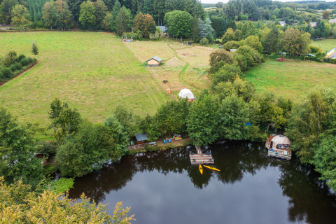 Aerial view of Glamping Auvergne – Glampingtenten Auvergne-Rhone-Alpes with tents, pond, and nature.