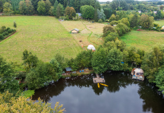 Glamping Auvergne – Glampingtenten Auvergne-Rhone-Alpes mit Zeltplätzen, See und grüner Natur.