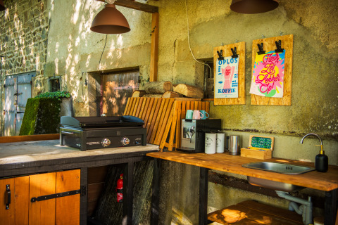 Außenküche bei Glamping Auvergne – Glampingtenten Auvergne-Rhone-Alpes mit Grill, Spüle und Kaffeemaschine.