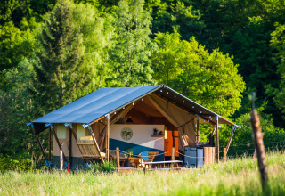 Hébergement glamping de luxe en pleine nature, entouré de verdure chez Glamping Auvergne, France.