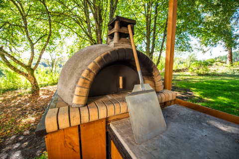 Forno a legna all’aperto e pala per pizza al Glamping Auvergne – Glampingtenten Auvergne-Rhone-Alpes.