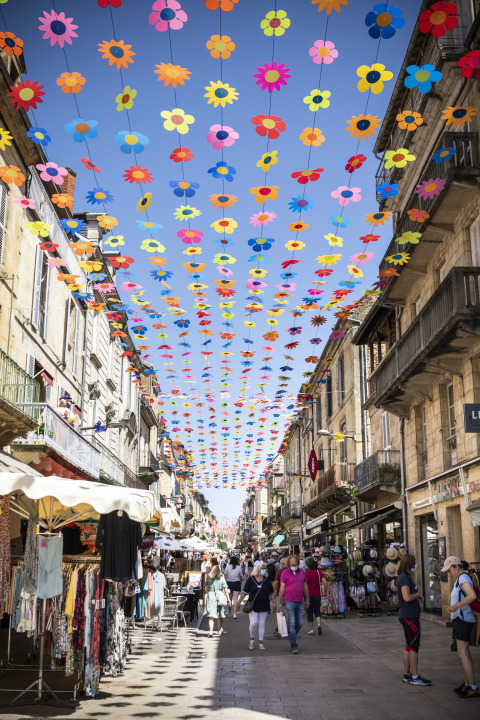 Strada vivace ornata di fiori colorati vicino a Huttopia Sarlat - Glamping Dordogne, nella Dordogna, Francia.