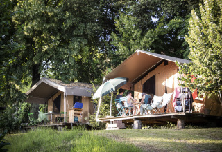 Hébergement glamping à Huttopia Sarlat - Glamping Dordogne, tentes confortables dans un cadre verdoyant.