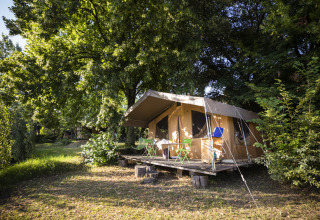 Hébergement glamping à Huttopia Sarlat - Glamping Dordogne, tente tout confort sur plateforme en bois.