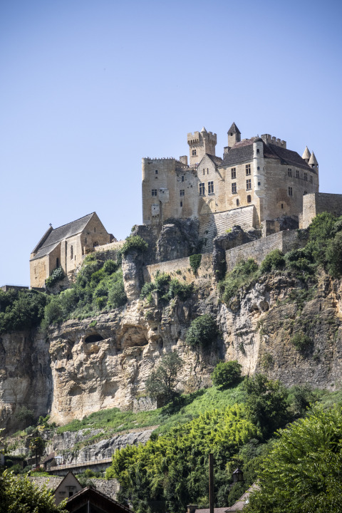 Blick auf eine mittelalterliche Burg auf einer Klippe bei Huttopia Sarlat - Glamping Dordogne, Frankreich.