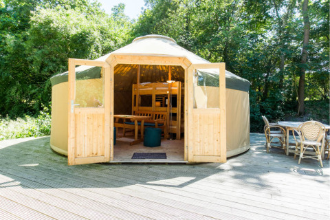 Alojamiento glamping en una yurta en Uhlenköper-Camp Uelzen, Baja Sajonia, con terraza y mesa exterior.