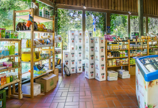 Innenraumaufnahme eines Bioladens im Uhlenköper-Camp Uelzen, mit Regalen voller Naturprodukte und großem Fenster.