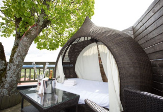 Glamping in een comfortabele boomhut met bed en champagne bij Baumhaus Hotel Prechtlhof, Oostenrijk.