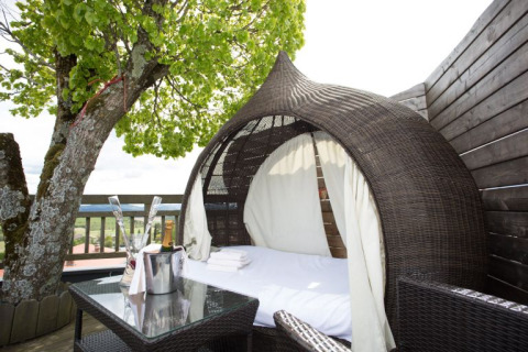 Knusse glampingaccommodatie met hemelbed en champagne bij Baumhaus Hotel Prechtlhof in Oostenrijk, buiten.