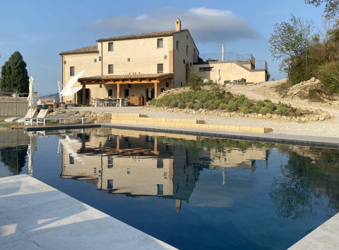 Brezza di sera agriturismo - Glampingtenten Le Marche mit Pool, Sonnenliegen und Landhaus im Grünen.