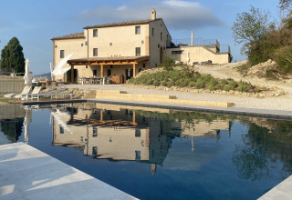 Brezza di sera agriturismo - Glampingtenten Le Marche mit Pool, Sonnenliegen und Landhaus im Grünen.