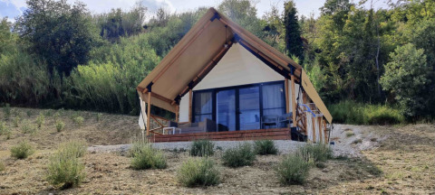 Alojamiento glamping en Brezza di sera agriturismo - Glampingtenten Le Marche, rodeado de naturaleza.