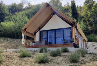 Glamping accommodatie Brezza di sera agriturismo - Glampingtenten Le Marche in een heuvelachtig landschap.