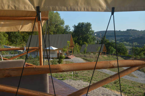 Glampingtelte på Brezza di Sera Agriturismo, Le Marche, omgivet af natur og bakker i Italien