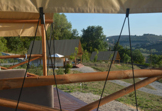 Tentes glamping du Brezza di Sera Agriturismo dans les Marches, Italie, entourées de collines verdoyantes