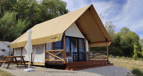 Glamping-Unterkunft namens 'Brezza di sera agriturismo - Glampingtenten Le Marche' mit Terrasse im Grünen.