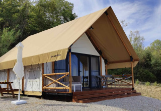 Glampingindkvartering kaldet 'Brezza di sera agriturismo - Glampingtenten Le Marche' i naturen med terrasse.