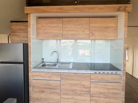 Moderne kitchenette van hout in een glampingtent bij Brezza di sera agriturismo - Glampingtenten Le Marche.
