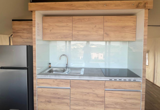Moderne tekøkken i træ i et glampingophold på Brezza di sera agriturismo - Glampingtenten Le Marche.