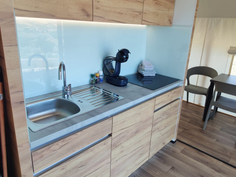 Cuisine moderne de glamping chez Brezza di sera agriturismo Le Marche avec évier et machine à café.